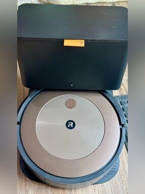 iRobot Roomba Robot Vacuum i5+ Champagne/Bronze